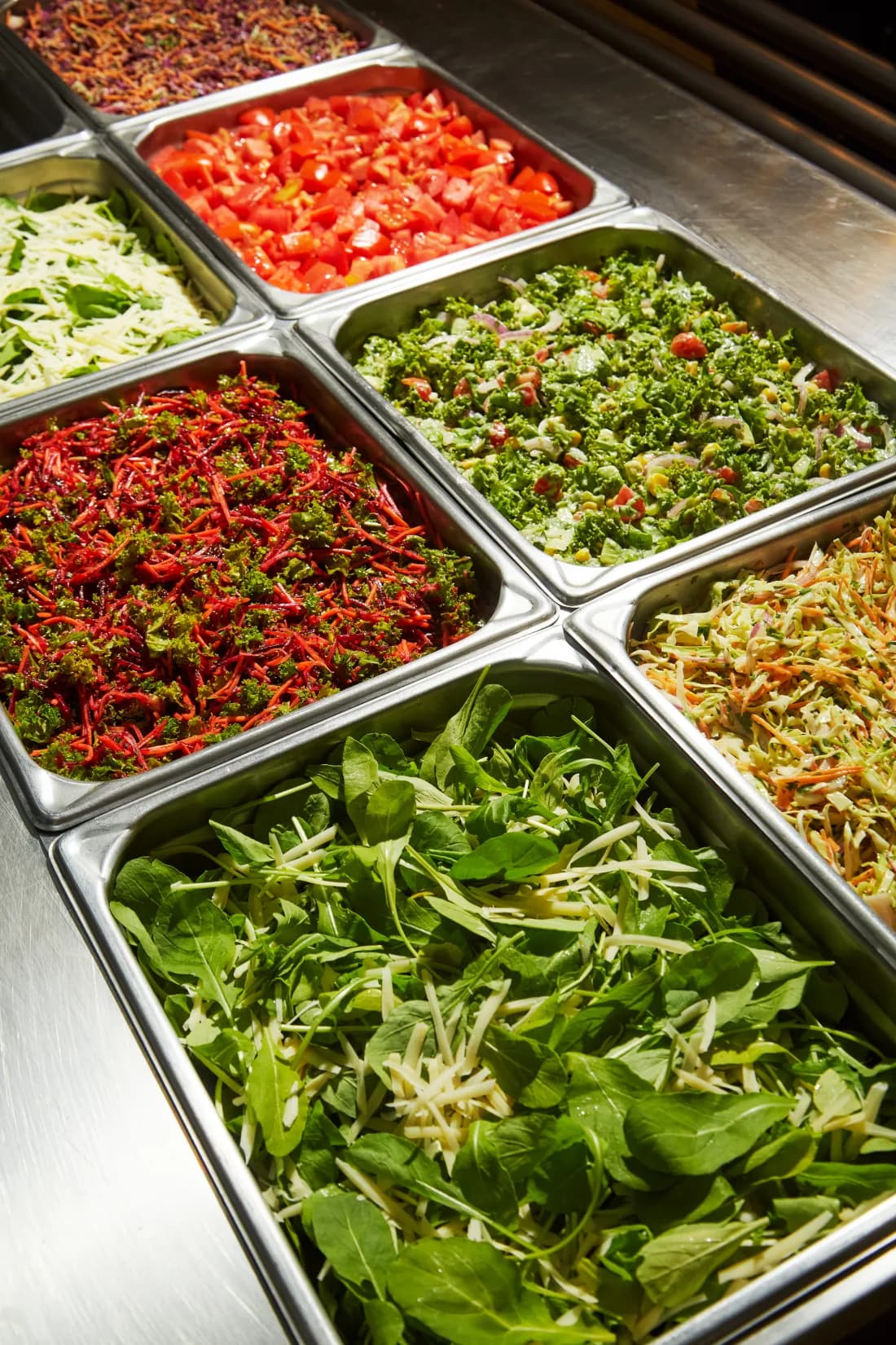 Variedad de ensaladas frescas servidas en línea